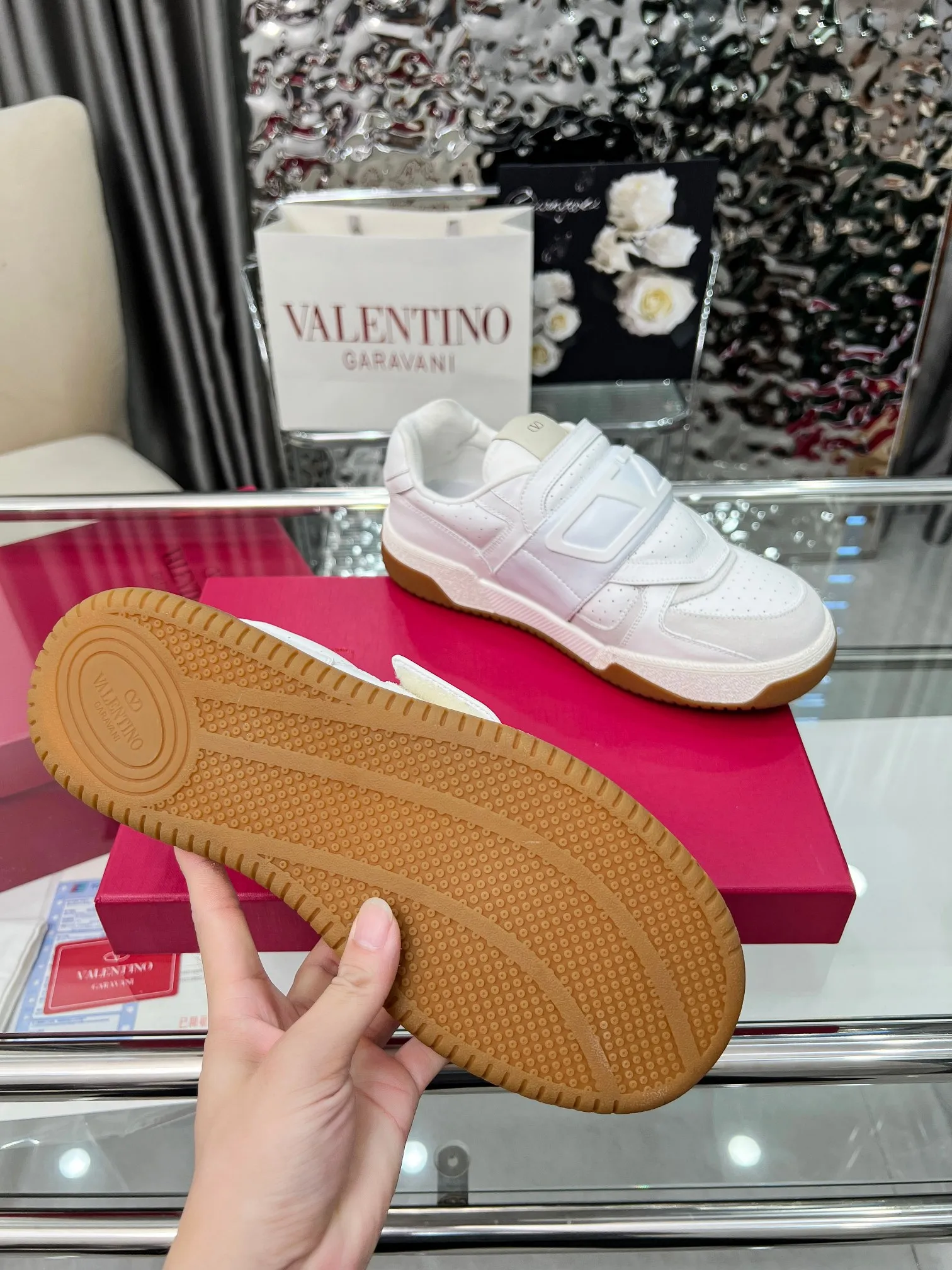 [Valentino] P: 680💰 Couple style, size: women 35-40▪️men 39-44 (customized at 45.46) Valentino 𝑶𝒏𝒆𝑺𝒕𝒖𝒅 Couple sports bread shoe series Valentino 2025 new couple sports shoes are on sale. The original ZP purchase and disassembly. Repeated pattern making and modification. 1:1 restoration! Top luxury masterpiece Velcro design Soft and comfortable imported calfskin brings excellent and elegant texture and excellent foot comfort Top purchasing version upper: imported calfskin surface/original oil edge craftsmanship Lining: water-dyed sheepskin lining Outsole: original development 𝐓𝐏𝐔 two-color combination outsole Packaging: original configuration complete package